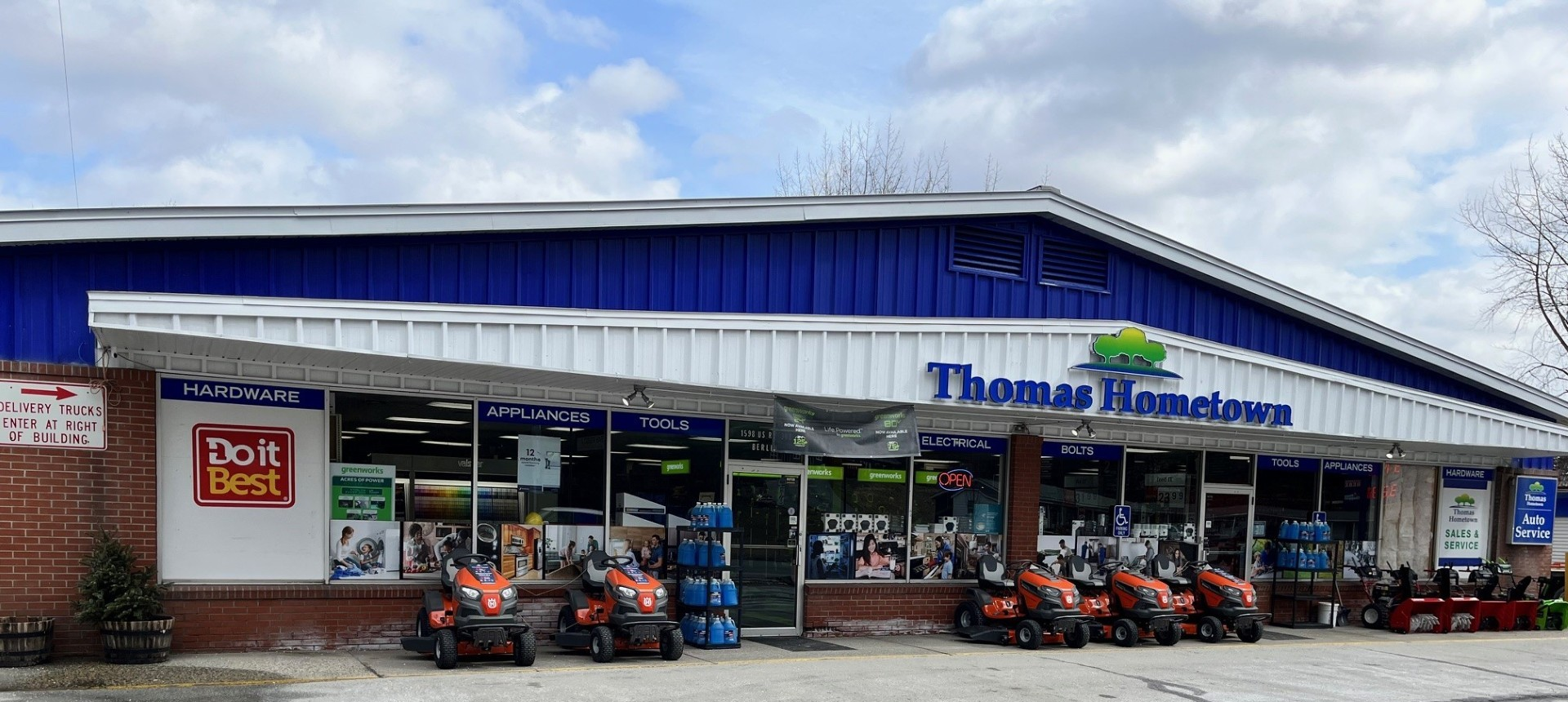 Thomas HomeTown Store Front view